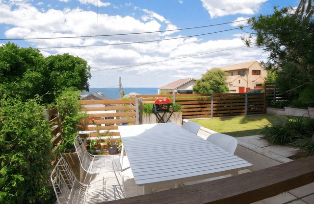 Coogee- COOG2 Dundas Street - Coastal Garden Apartment with Ocean Views Courtyard Near Coogee Beach