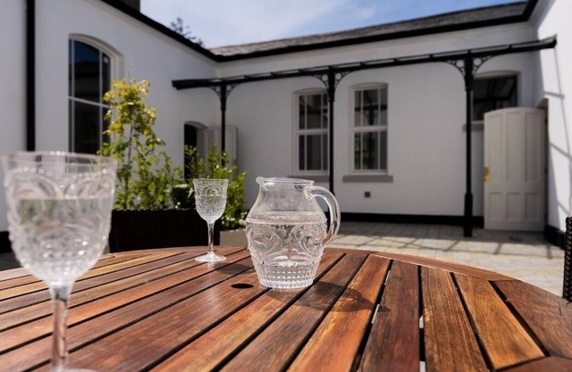 Cook's suite, luxury 2 bed pet friendly family apartment within a stately home