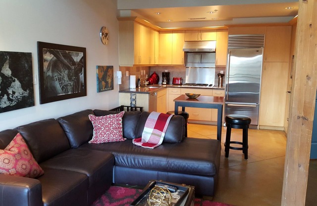 Cool Downtown Orenco Loft