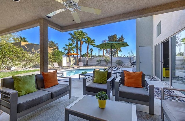 Cool Modern Pool & Spa, 2 Bedroom + Private Den House.
