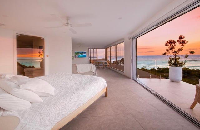 Coolum luxury apartment with king bed and ocean views