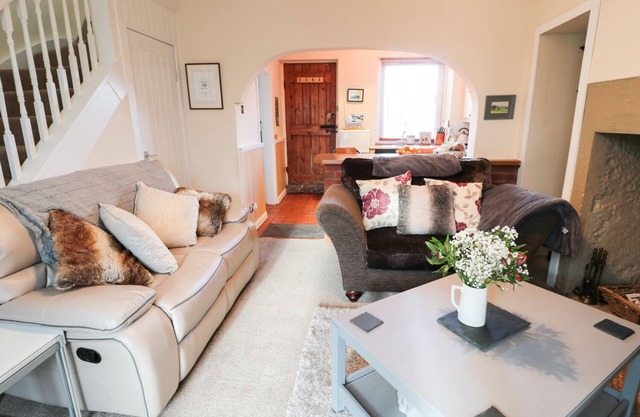 CORBETT COTTAGE, pet friendly, with open fire in Holy Island