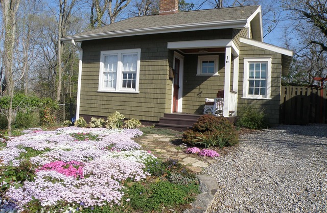 Corner Cottage: A Romantic Retreat Near Downtown Asheville