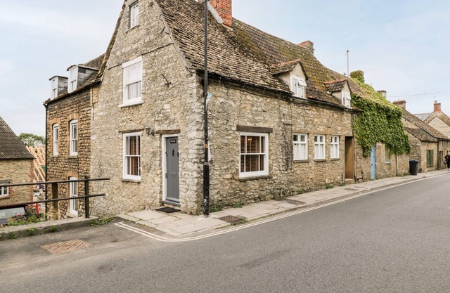 CORNER COTTAGE, character holiday cottage in Malmesbury