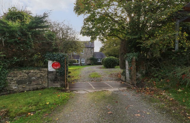 CORNER COTTAGE, pet friendly, with pool in Maenclochog