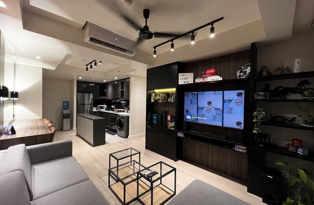 Corner Industrial 1BR Executive Suite + BGC City View