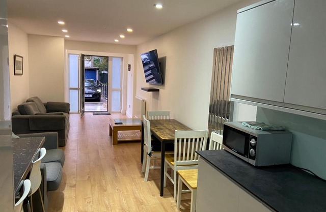 Corporate Large Modern 4 to 5 Bedroom House