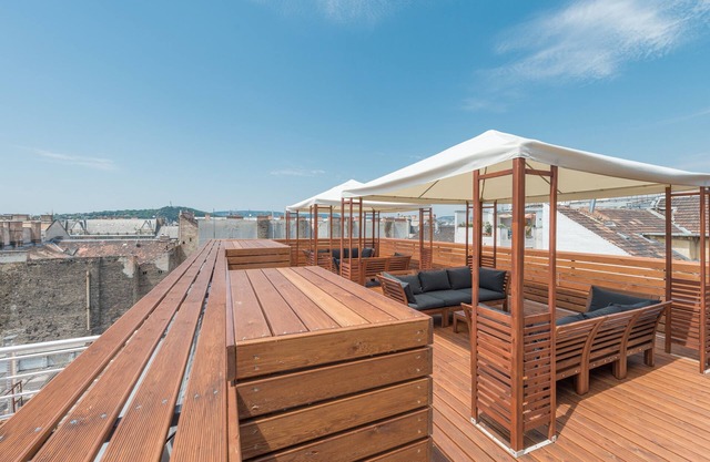 Corvin Plaza Apartments and Suites