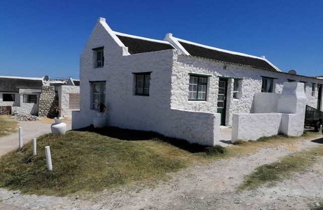 Cosy 1 Bedroom apartment with sea view. Walking distance from beach and harbour!