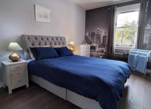 Cosy 2-BDR Apartment & 15 minutes to Edinburgh by train & Free Parking