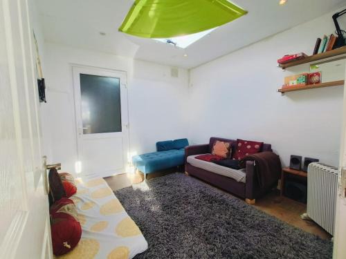 Cosy 2-Bed Studio with Amenities