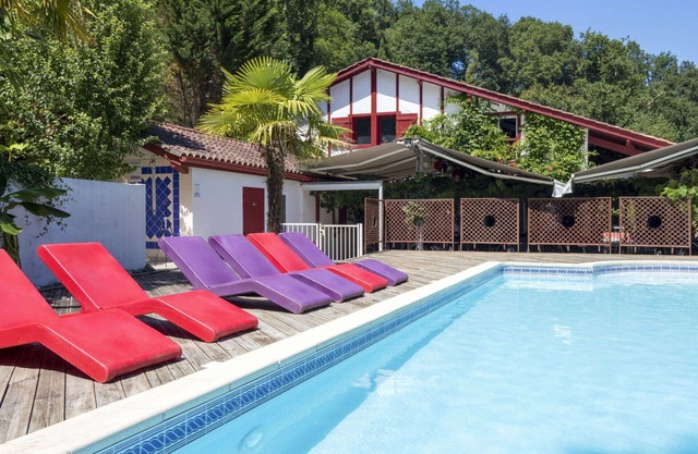 Cosy apartment for 6 people with pool, WIFI, TV, terrace, pets allowed and parking