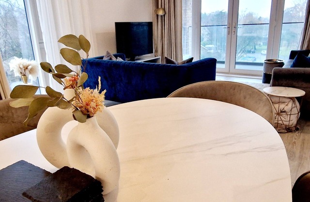 Cosy Apartment in Surrey with Gym | Free Parking | 25 Mins to Central London