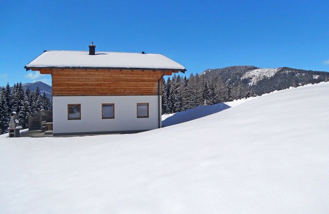 Cosy apartment in villa for 12 people with WIFI, TV, terrace and parking