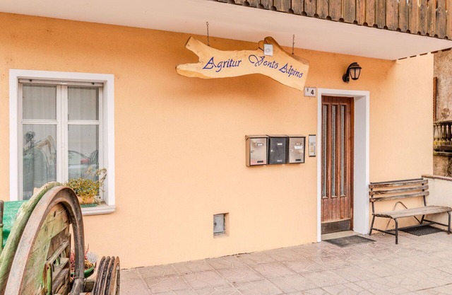 Cosy apartment for 3 people with WIFI, TV, patio, pets allowed and parking