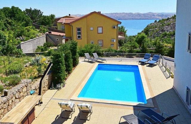 Cosy apartment for 4 people with WIFI, pool, A/C, TV, terrace, pets allowed and parking