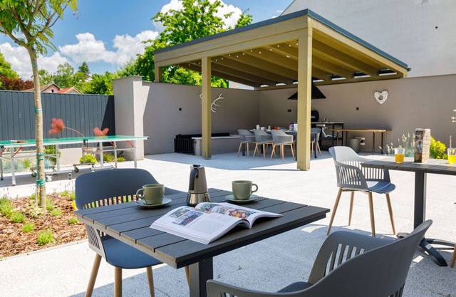 Cosy apartment in villa for 12 guests with hot tub, WIFI, A/C, TV and patio
