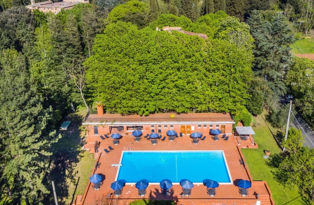 Cosy apartment in villa for 8 guests with pool, WIFI, TV, terrace, pets allowed and parking