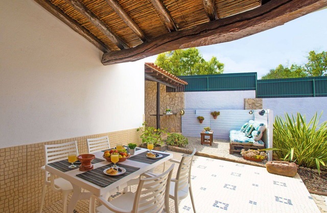 Cosy apartment in villa for 4 guests with WIFI, pool, A/C, TV, patio and parking