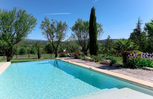 Cosy apartment in villa for 8 people with WIFI, pool, TV, patio, pets allowed and parking