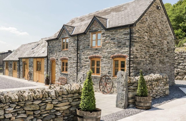 Cosy Barn - Sleeps 8, Hot Tub & Countryside Views