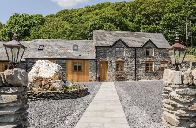 Cosy Barn - Sleeps 8, Hot Tub & Countryside Views