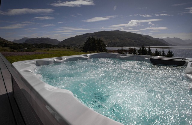 Cosy cottage with hot tub and view of Eilean Donan Castle!