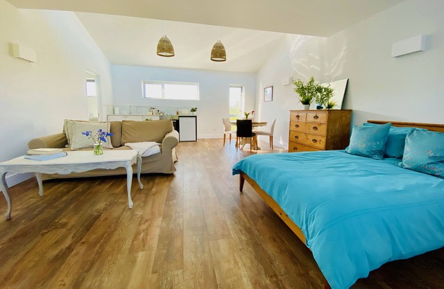 Cosy countryside retreat, edge of Frome near Bath. Pets welcome.