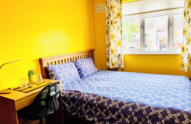 Cosy double room with king size bed in Kilnamanagh Dublin 24