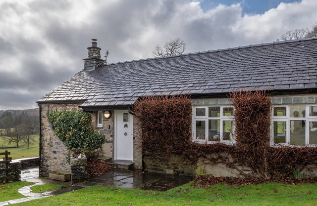 Cosy Dove Cottage with Woodfired Hot tub