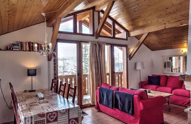 Cosy, fully equipped chalet sleeping up to 4 people with stunning views