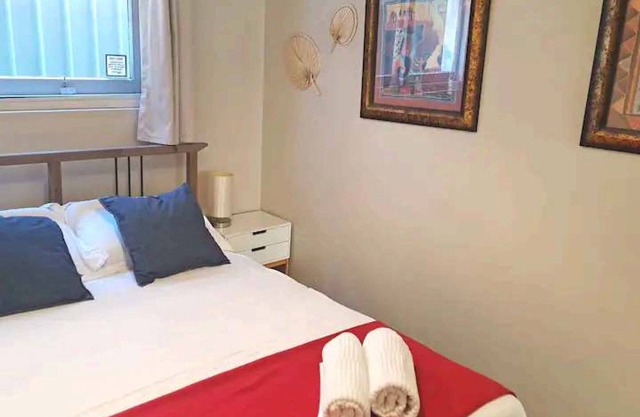 Cosy guest suite. Close to motorway for easy airport access. Families welcome.