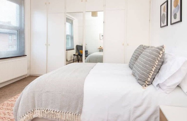 Cosy King Room in Hanwell, 10 Minutes to Station