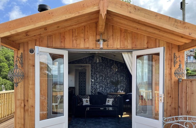 Cosy Lodge with Private Hot Tub in Tottergill Farm