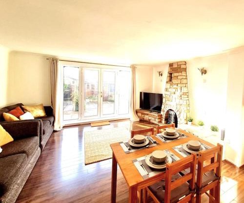 Cosy Luxurious 3 Bedroom House, Free Parking, Free WiFi, Private Garden, Free Netflix