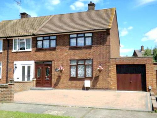 Cosy Luxurious Large 3 bedroom house, free parking, free WiFi