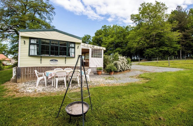 Cosy Mobile Home in a Quiet Setting, with Terrace and Shared Pool