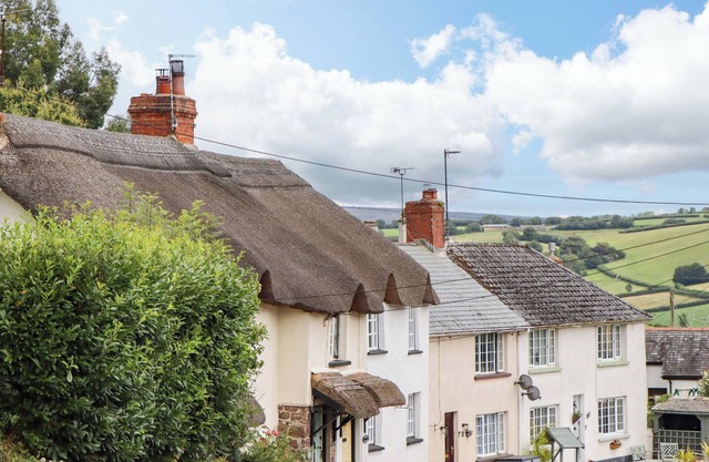 COSY NOOK, pet friendly, character holiday cottage in North Molton