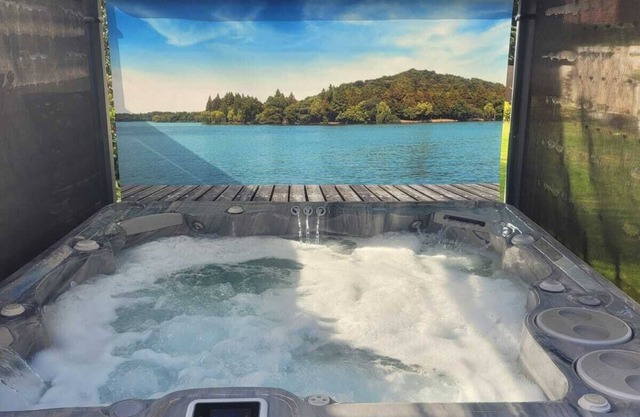 Cosy studio retreat with a hot tub, perfect for relaxing and exploring Cheshire