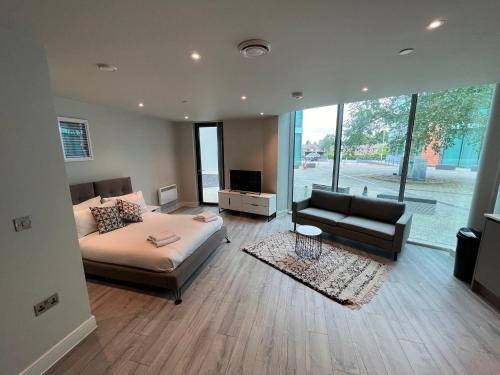 Cosy Studio with private entrance & Parking