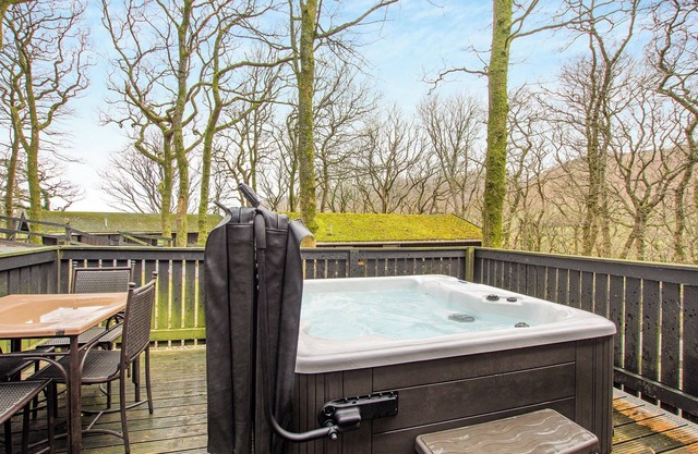 Cosy traditional lodge with one double and one twin.