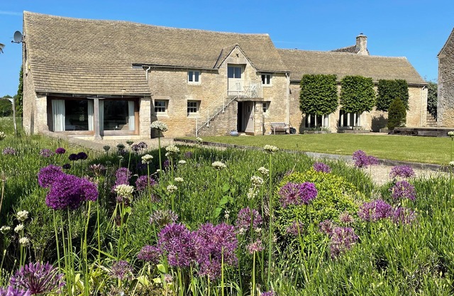 Cotswold Mill Retreat - Stunning 18th-century barn, sleeps up to 12
