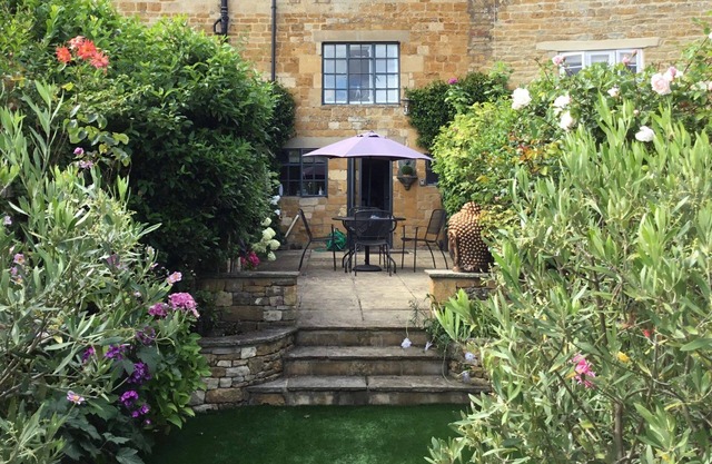 Cotswold stone holiday cottage with a superb garden near Moreton-in-Marsh - Knoll Cottage