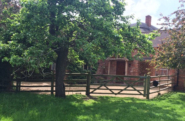 Cotswolds heaven, feed the alpacas and relax in luxury cottage with hot tub
