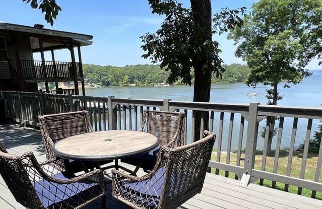 Cottage 5 · Lakefront Cottage on Kentucky Lake - Sleeps 8 - Pet Friendly!