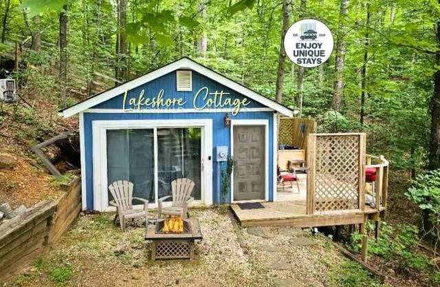 Cottage by the lakeshore with a private hot tub!