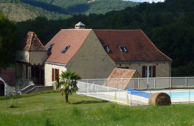 Cottage for 10-14 people at the gates of Périgord Noir, with pool, calm