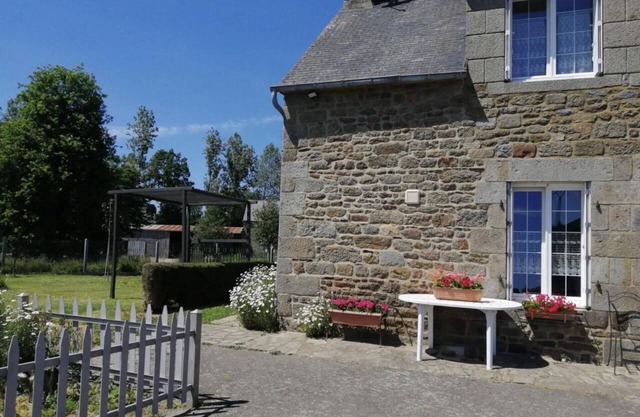 Cottage 'Gîte Proche St Malo - Cancale' with Shared Garden and Wi-Fi