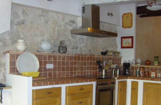 Cottage in an old village house in Reillanne village park Luberon