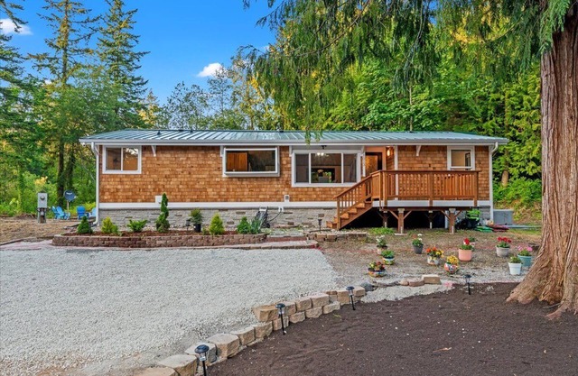 Cottage in Camano Island w/hot tub & large deck -7 min the Cama Beach State Park